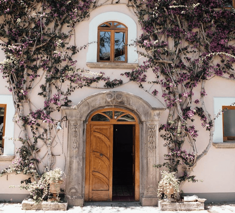 Portone d'ingresso con bouganville